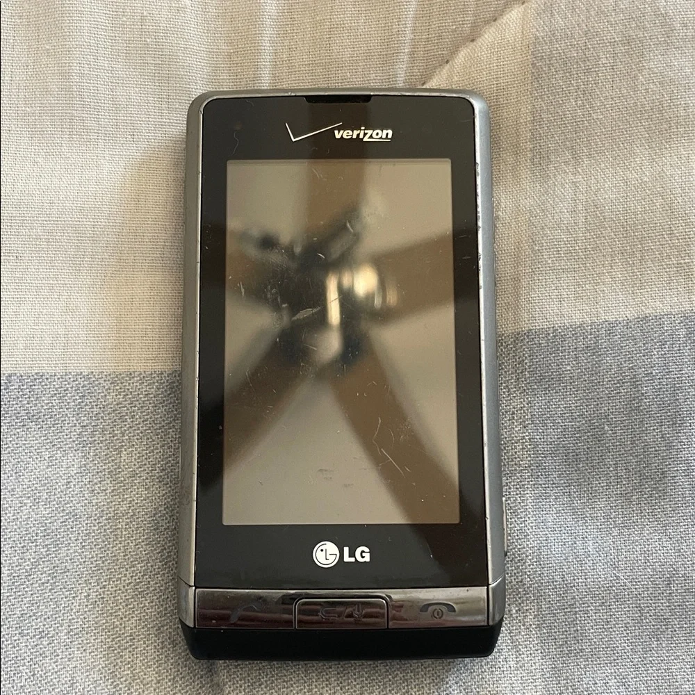 VINTAGE! LG PHONE! With charger! Works and turns on!